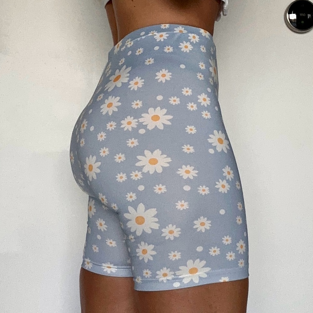 High-Rise Daisy Print Bike Shorts - Light Blue - Picture 2 of 3